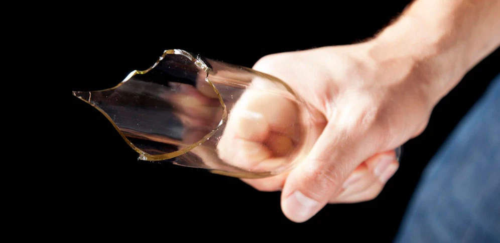 Eine abgeschlagene Bierflasche als improvisierte Stichwaffe. Symbolfoto
