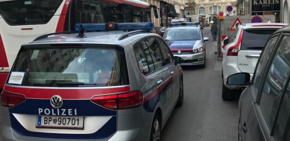 Die Beamten beobachteten die Tat aus dem Auto. Dann wurden sie selbst angegriffen. 