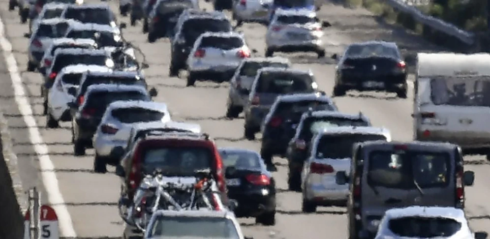 Bei sommerlichen Temperaturen werden viele Pendler im Stau stehen. (Symbolbild)