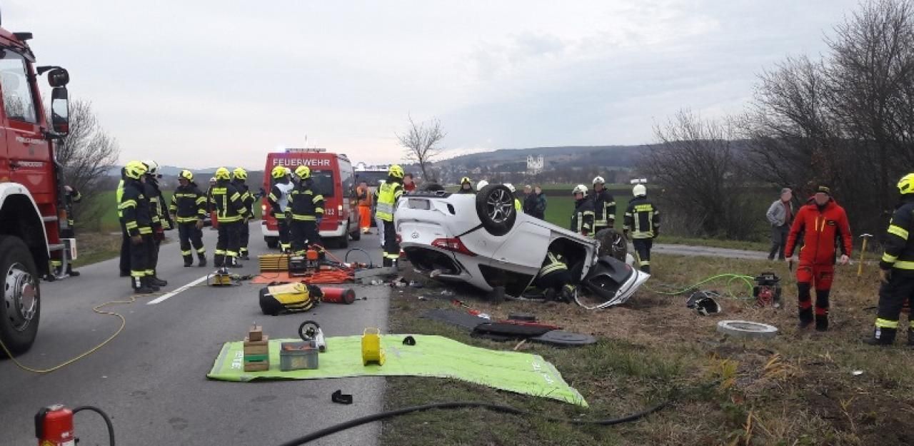 Heute.at - Lenker verletzt sich bei Überschlags-Crash
