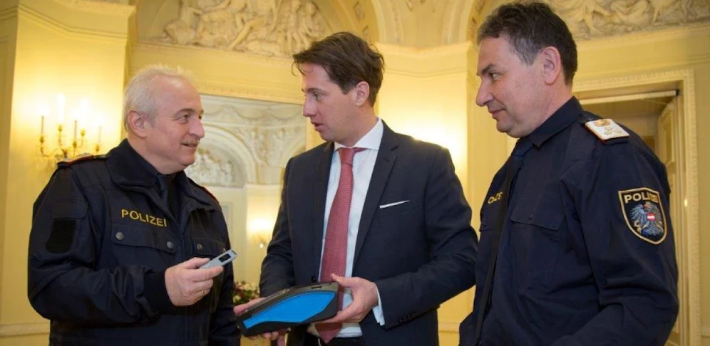 Teufel (mi.) mit einem der Testgeräte.