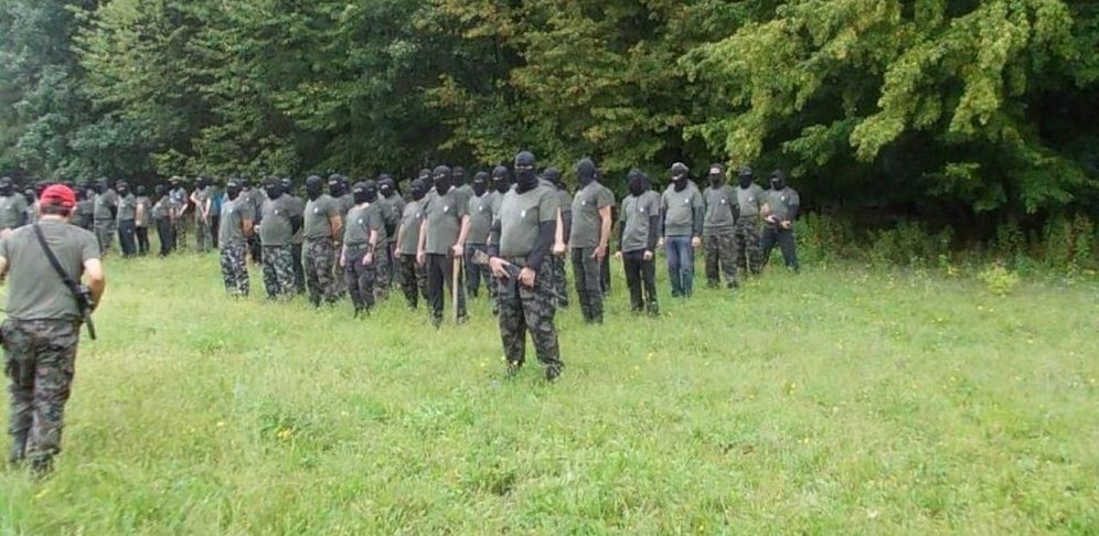 An der Grenze zu Österreich stehen hunderte bewaffnete Menschen einer Bürgerwehr.