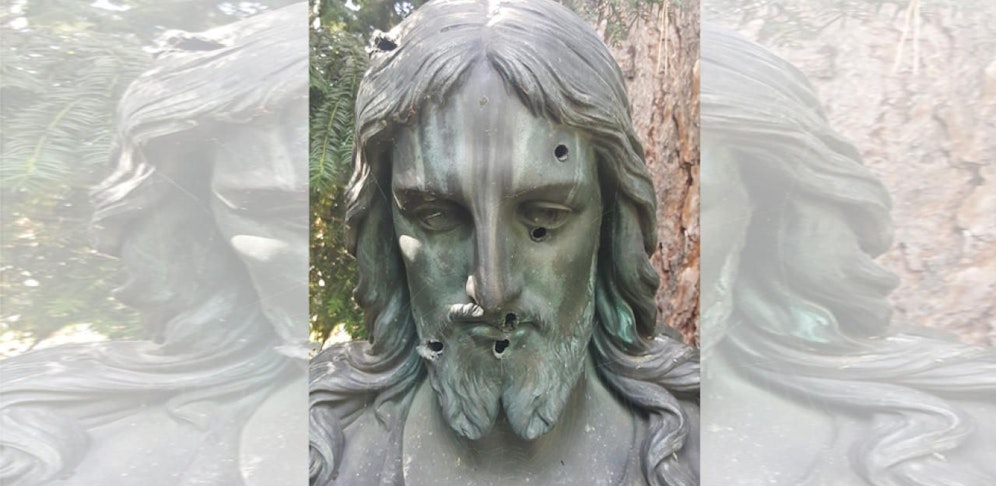 Die Jesus-Statue mit den Einschusslöchern.