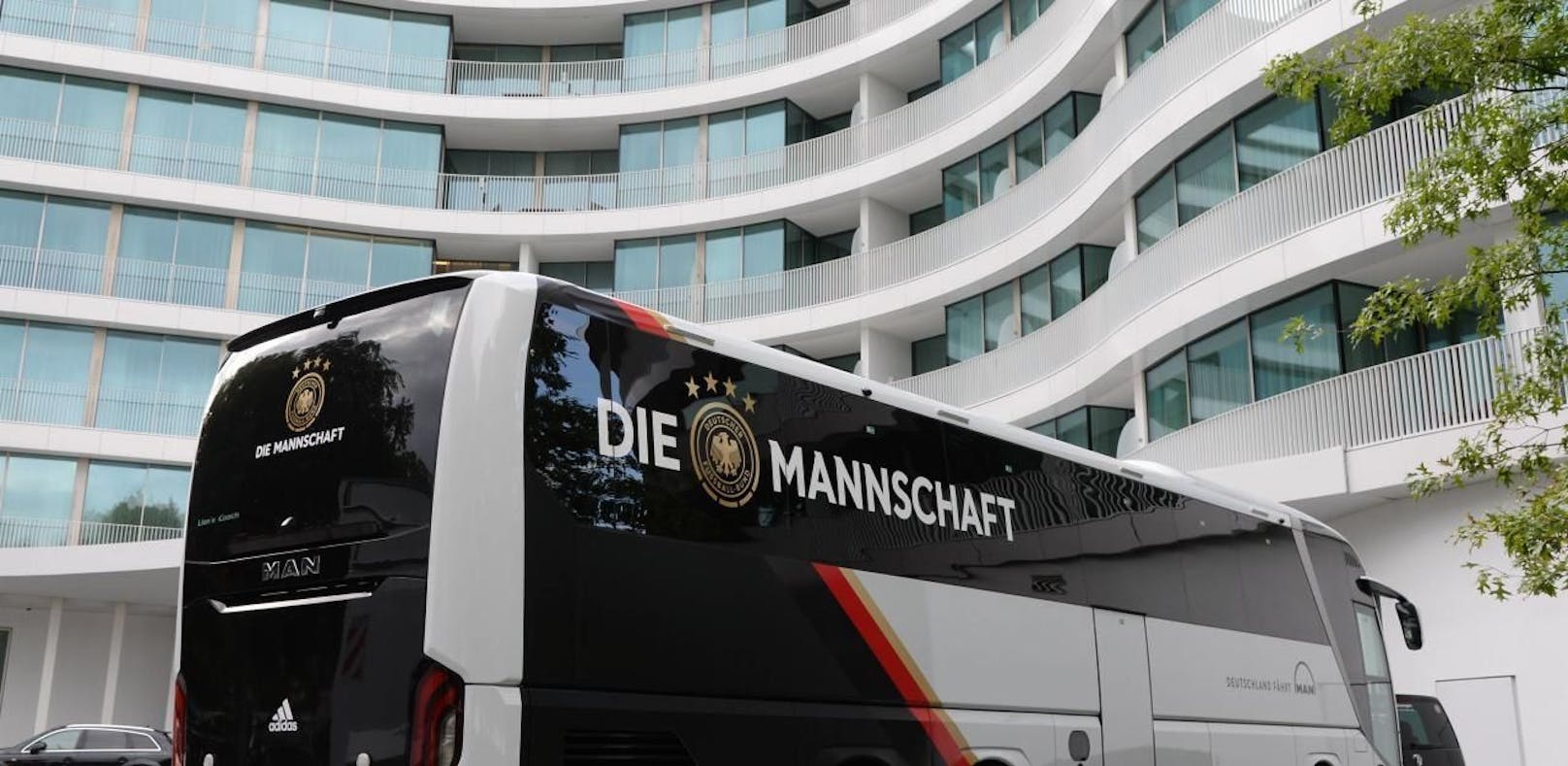 Der Mannschaftsbus des DFB vor dem Hotel