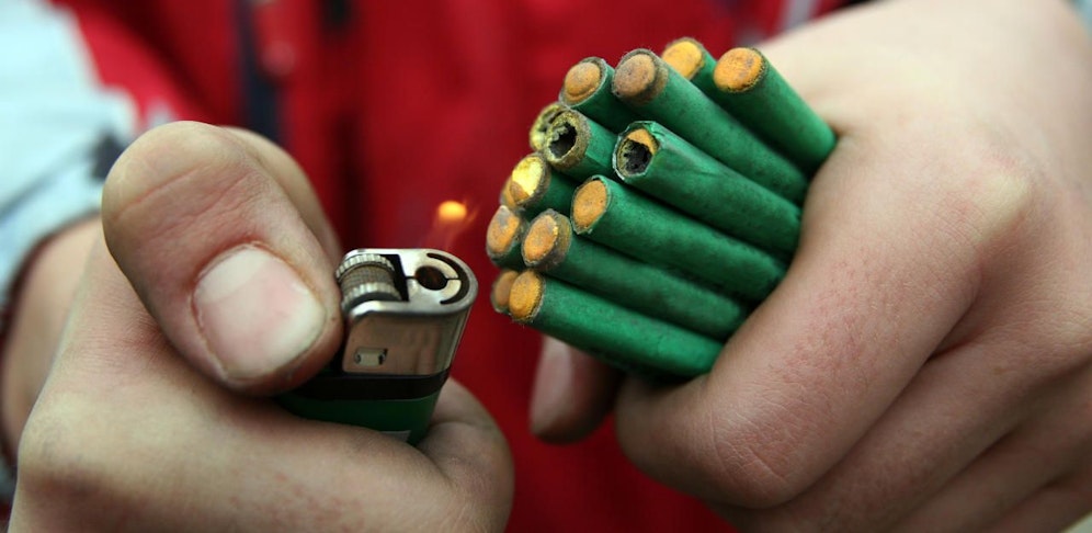 Durch einen Böller löste sich ein Splitter, der einen 27-Jährigen einer Poltergruppe schwer verletzte. Symbolbild.