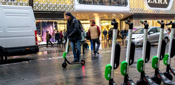 E-Scooter von Lime auf der Mariahilfer Straße in Wien. 