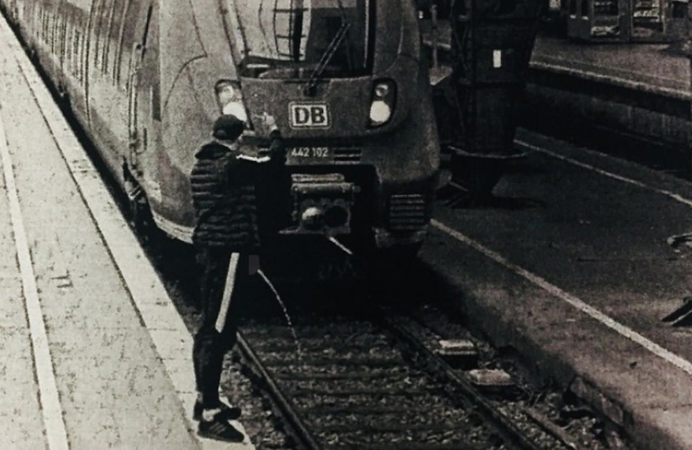Der Mann urinierte vor einen einfahrenden Zug und zeigte den Mittelfinger