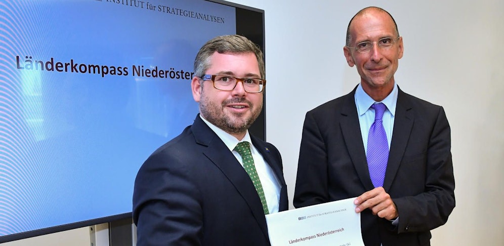Landesrat Schleritzko (li.) und Politologe Peter Filzmaier (re.) analysierten die Ergebnisse des Länderkompasses.