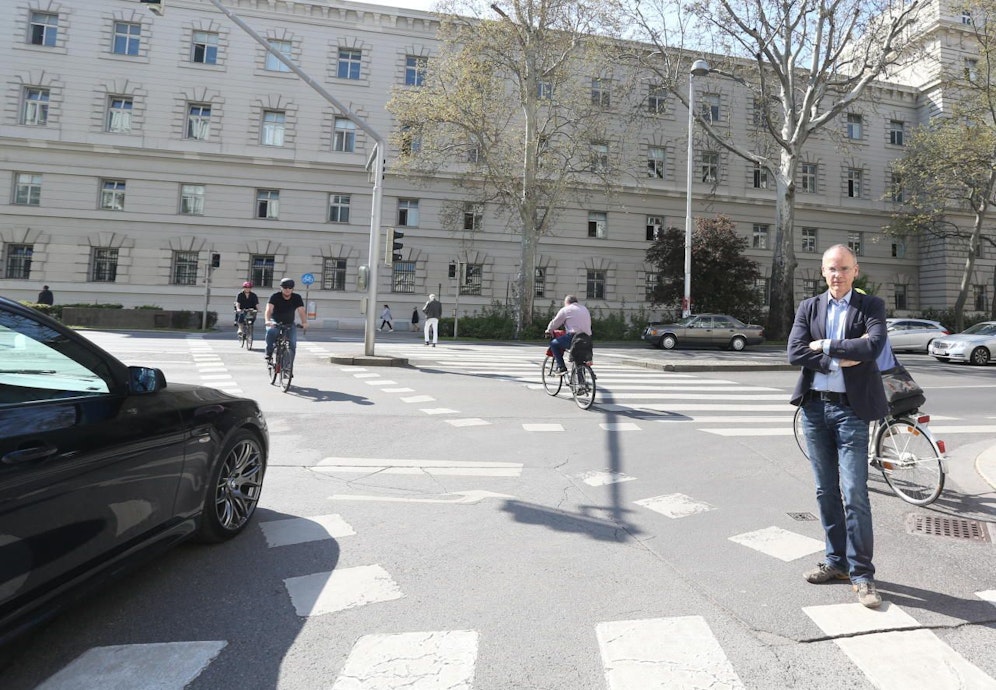 Nationalrat Marcus Franz, selbst Vater eines Schulkindes, an der Kreuzung Landesgerichtsstraße/ Grillparzerstraße in der Josefstadt. Er ist überzeugt: "Diese Kreuzung ist brandgefährlich!"