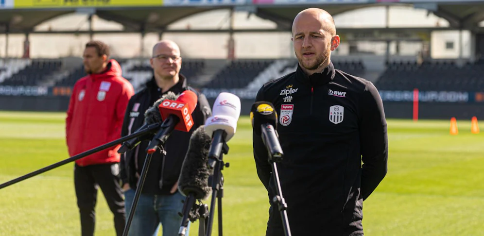 Hätte nicht sein dürfen: LASK-Kapitän Trauner beim Interview mit Journalisten. 