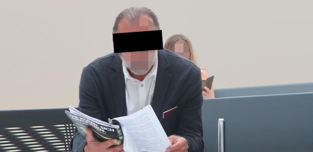 Angeklagte wegen Untreue vor Gericht.