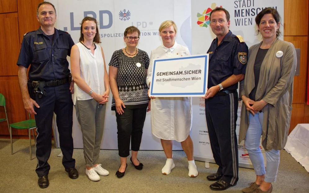 Polizeipräsident Pürstl (mitte) mit Gemeinderätin Wehsely (re.), Stadträtin Sandra Frauenberger (li.) sowie "Stadtmenschen" und Grätzlpolizist 