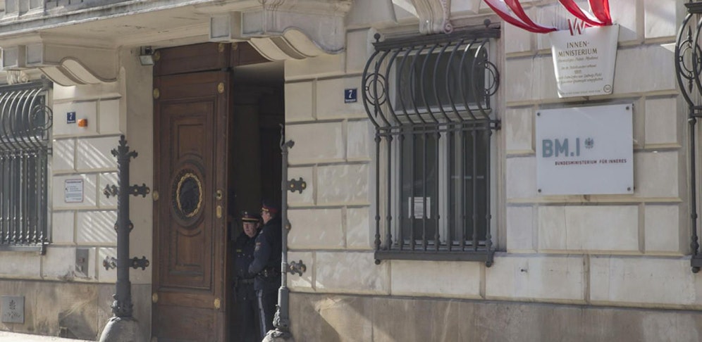 Große Verwirrung: Im Innenministerium rätselt man, wie Landeshauptmann Hans Niessl auf 250.000 Illegale Personen in Österreich gekommen ist.