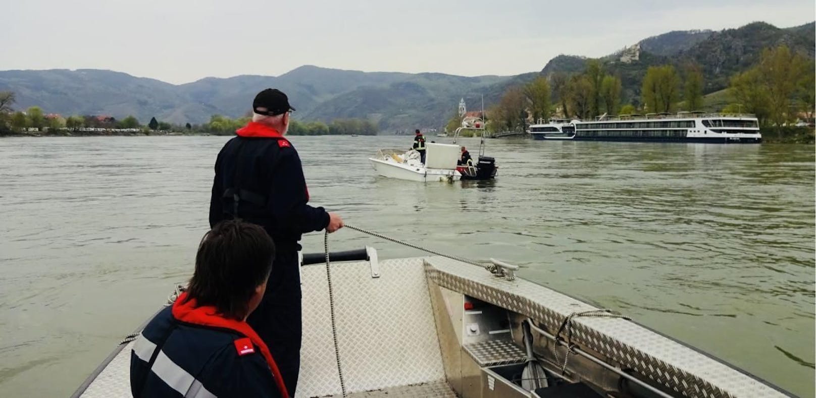 Leck! Sportboot drohte auf Donau zu sinken