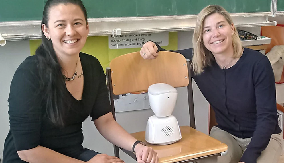 Lehrerinnen Sylvia Wulz (l.) und Fee Schneider mit "AV1".