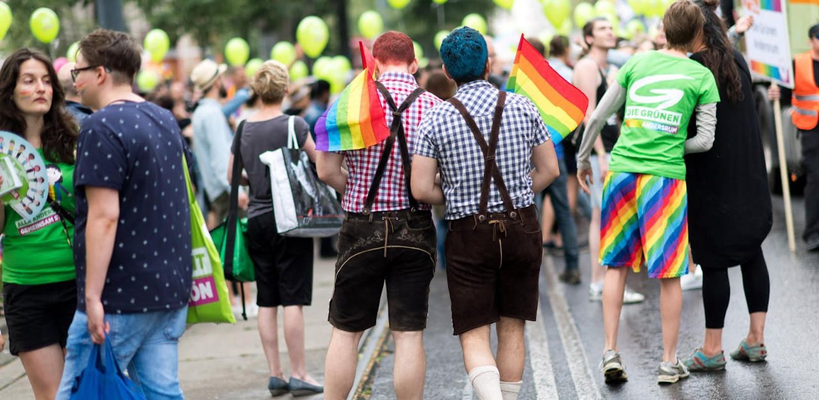 Ein homosexuelles Pärchen auf der Regenbogenparade in Wien (Symbolfoto)