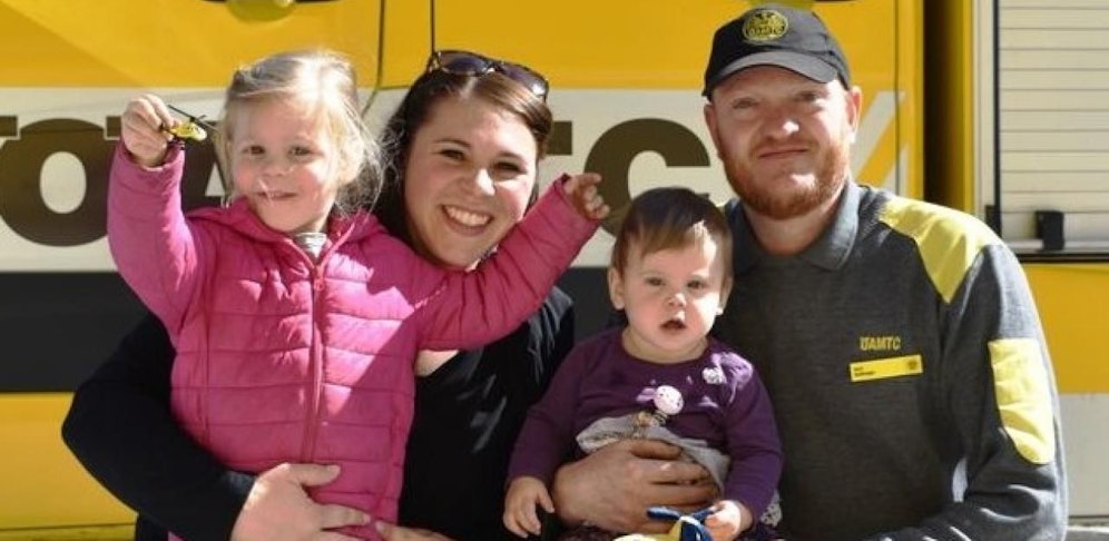 Baby Valentina, ihre Schwester Isabella und Mama Carina mit dem ÖAMTC-Pannenhelfer Josef Hollweger.
