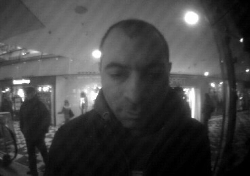 Der mutmaßliche Dieb bei der Behebung von Bargeld an einem Bankomaten.