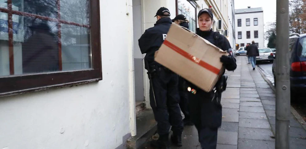 24 Hausdurchsuchungen fanden in Wien, NÖ und Oberösterreich statt (Symbolbild). 
