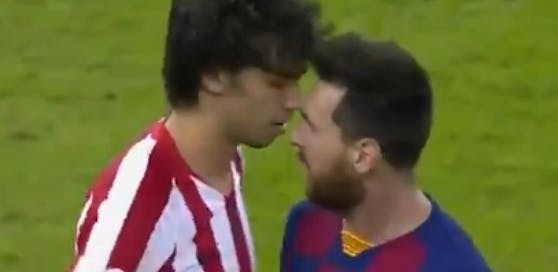 Joao Felix geht mit Superstar Lionel Messi auf Tuchfühlung.