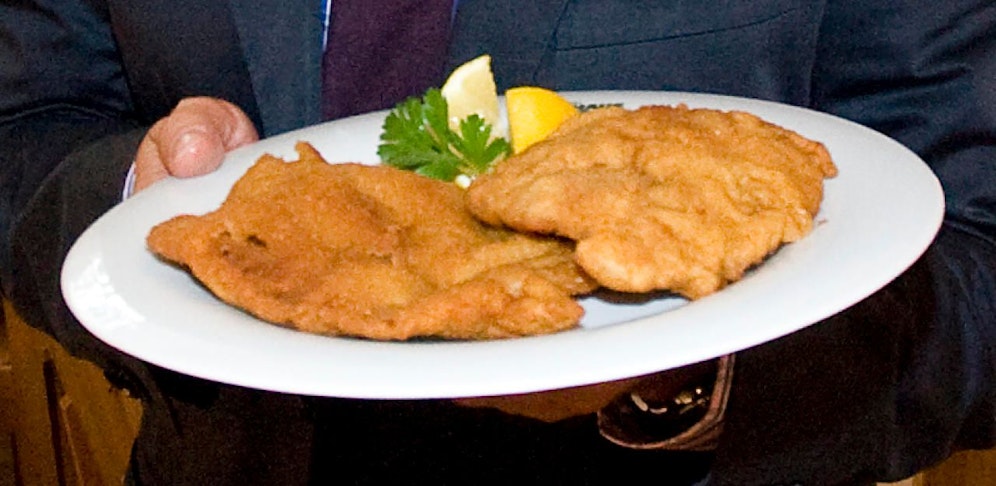 Ein typisches Wiener Schnitzel (noch) ohne Beilage. Symbolbild