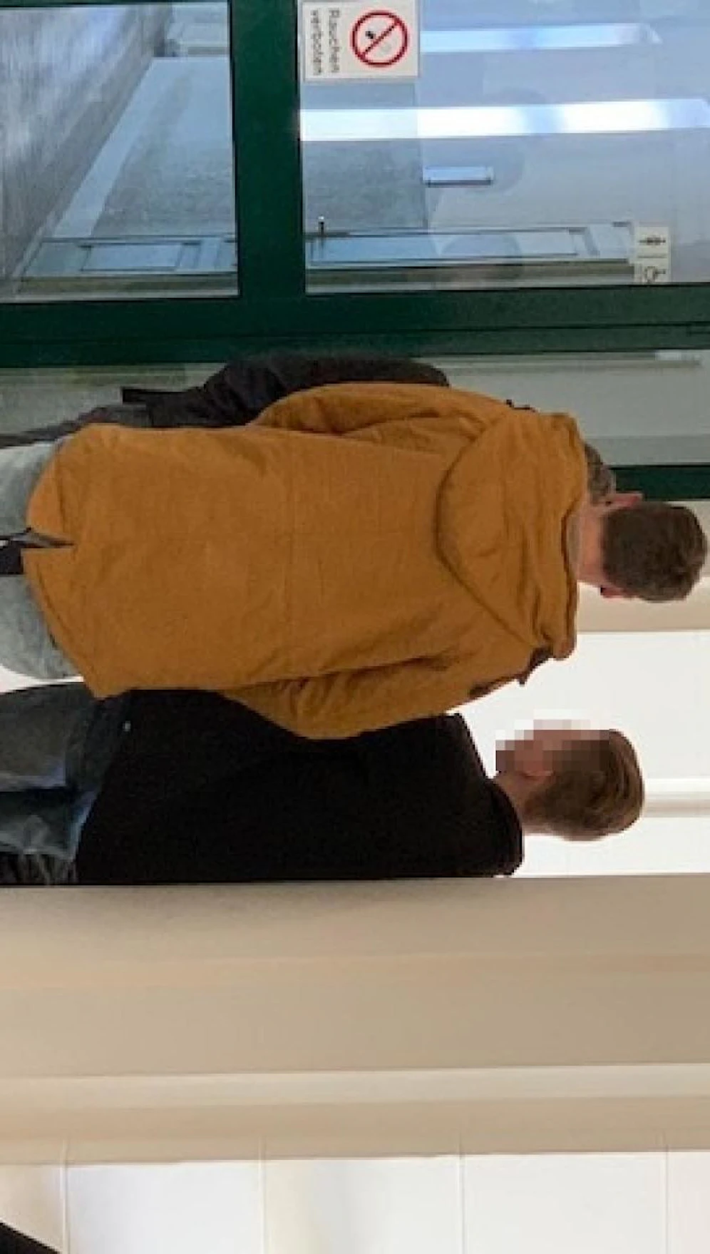 Die beiden Angeklagten warten auf ihren Prozess.