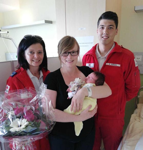 Mama Kerstin und die kleine Emilia mit ihren beiden Rotkreuz-Helfern Martina Ungermann und Stefan Schwarz.
