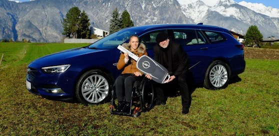 Der Opel Insignia, der Mandatarin Kira Grünberg geschentk wurde, sorgte für Aufreger.