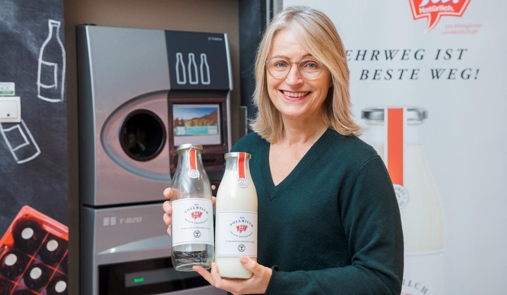 Die Mehrwegflasche ist zurück! Hier präsentiert Ja! Natürlich-Managerin Martina Hörmer die neuen Flaschen.  