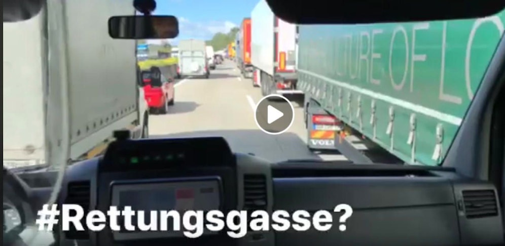Notarzt Christoph Stöbich appelliert an die Vernunft der Autolenker: Die Rettungsgasse kann Leben retten! 