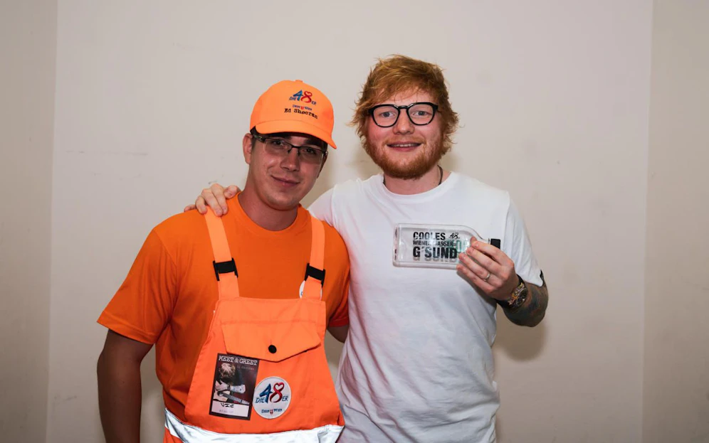 Einmaliges Erlebnis für MA48-Straßenkehrer Michael: Er durfte Superstar Ed Sheeran treffen. (c) MA48
