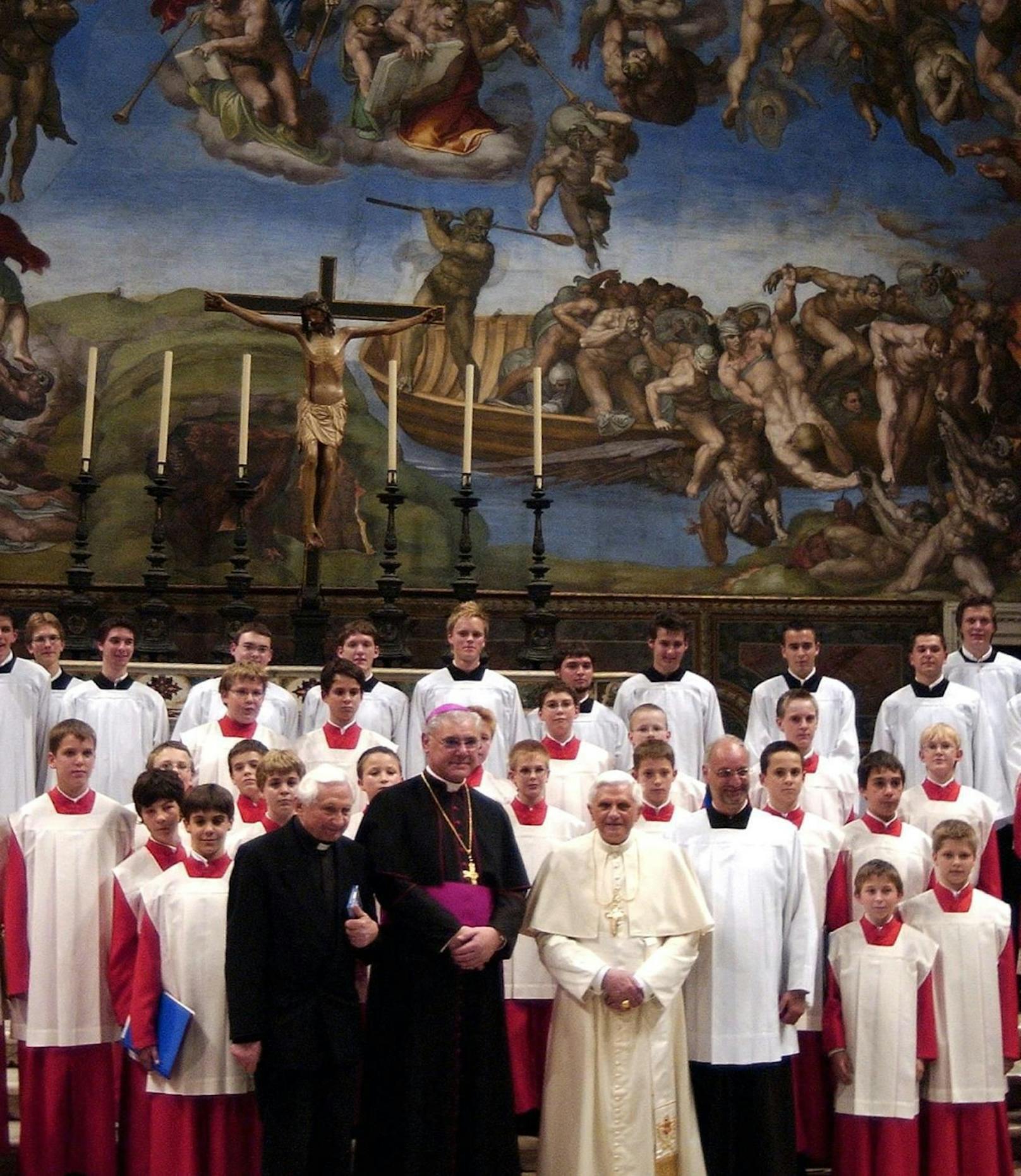 Die Domspatzen sangen auch im Vatikan für Papst Benedikt XVI., sein Bruder Georg Ratzinger (vorne 1.v.li.) muss sich jetzt  Missbrauchsvorwürfen stellen. Die minderjährigen Sänger sollen jahrelang misshandelt worden sein. 