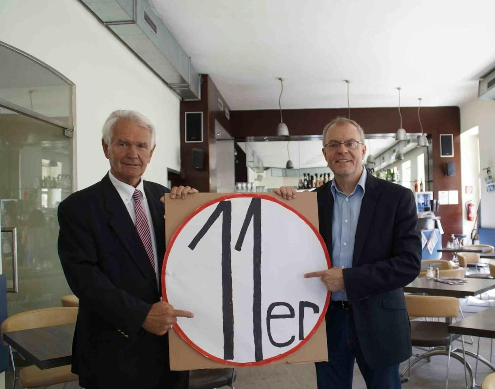 Die SPÖ Simmering fordert eine neue Straßenbahnlinie für Simmering. Im Bild: Simmerings Bezirksvorsteher-Stellvertreter Peter Kriz (SPÖ) und SPÖ-Bezirksparteiobmann Harald Troch (rechts)