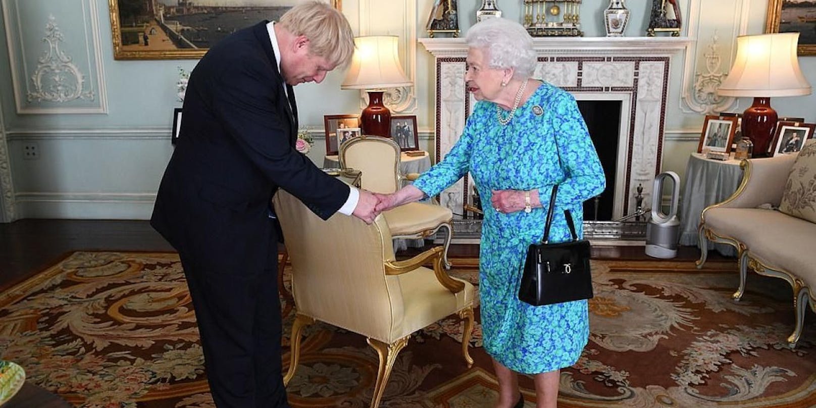 Boris Johnson bei einer früheren Audienz mit&nbsp; Queen Elizabeth II.