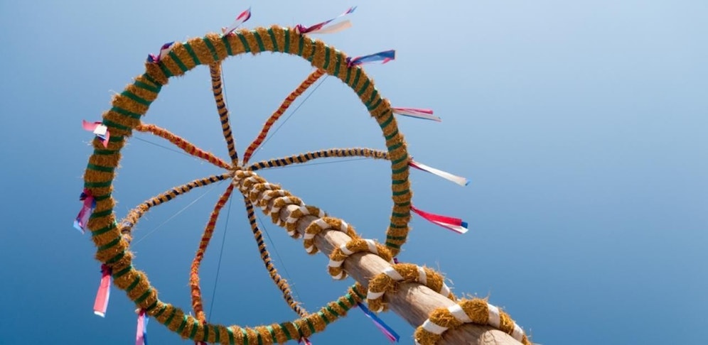 Maibaum-Klettern endet selten mit Feuerwehreinsatz