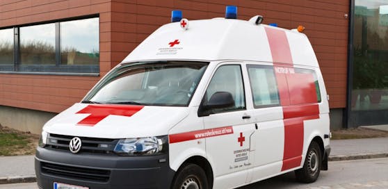 Ein Rettungswagen kollidierte mit einem Mopedlenker