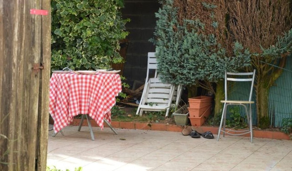 Tatort: An diesem Tisch wurden die beiden Freunde Olivier B. (38) und Lucien P. (69) tot aufgefunden. Halb Frankreich rätselte, wie die beiden umkamen. 