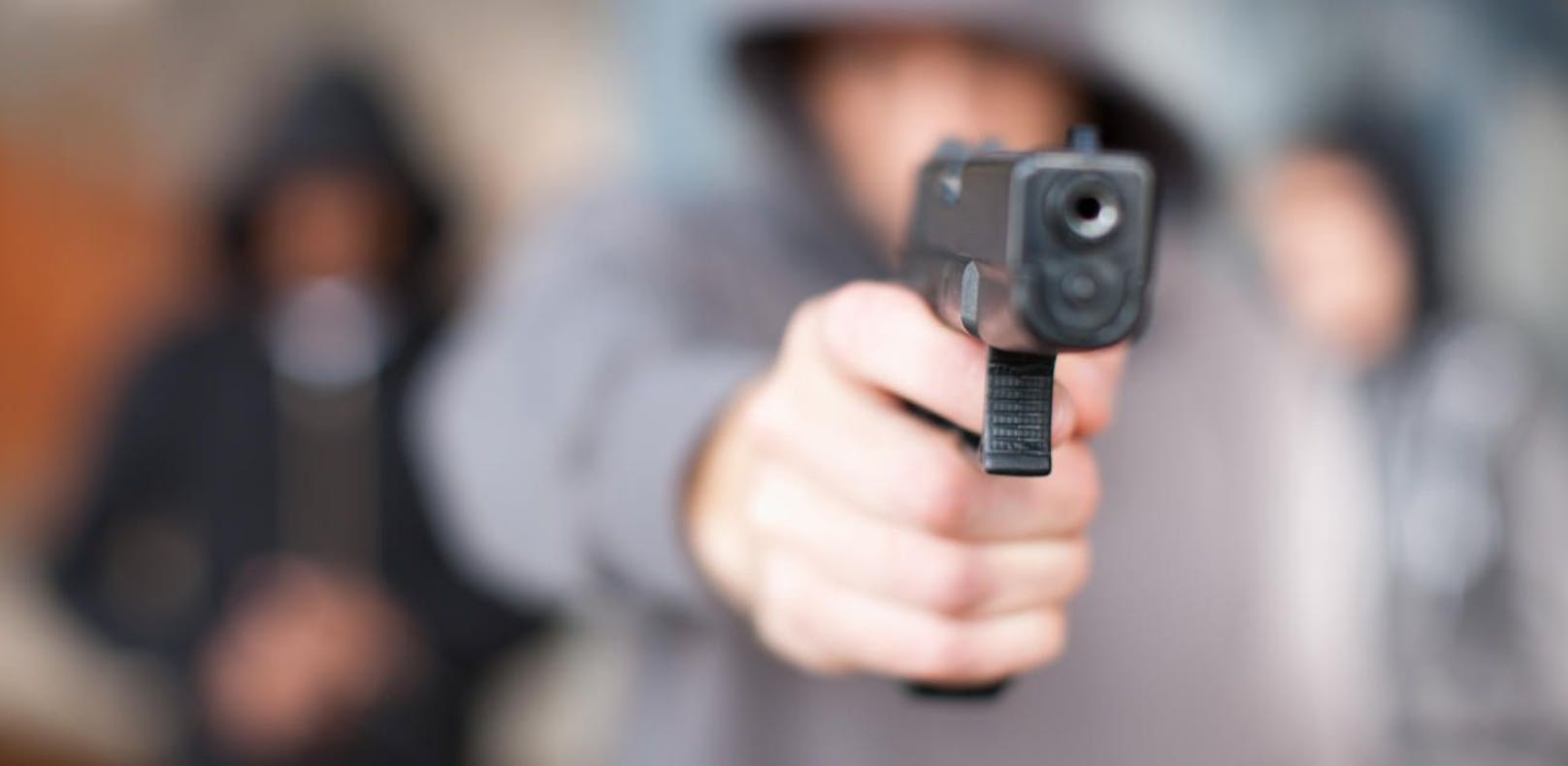 Der 19-Jährige drohte dem 32-Jährigen mit einer Gaspistole. 