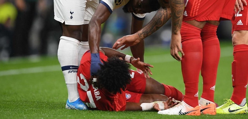 David Alaba liegt verletzt am Boden. 