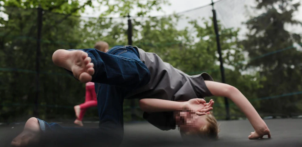 Der Bub verletzte sich beim Trampolinspringen schwer