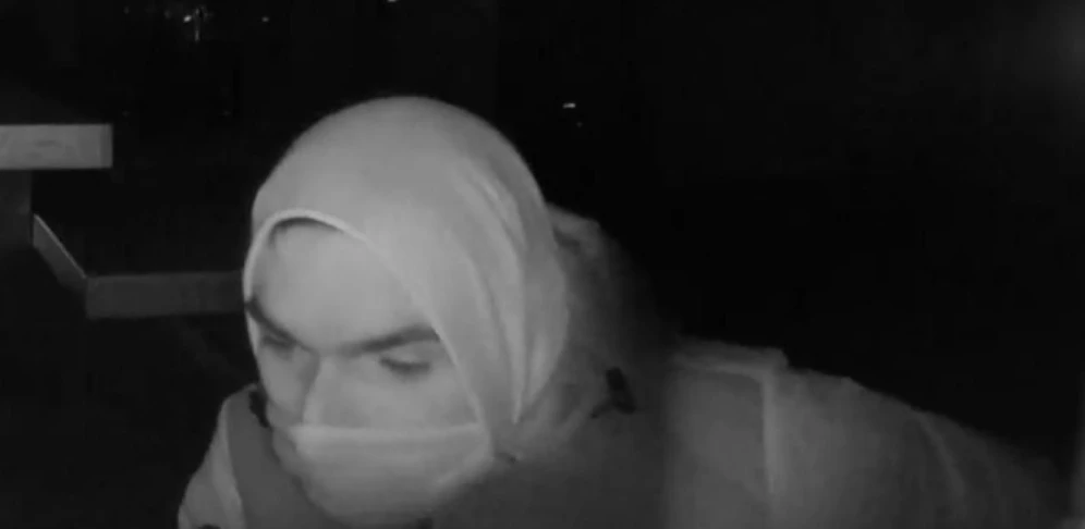 Die Polizei fahndet nach diesem maskierten Mann.