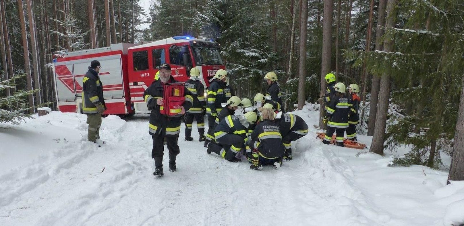 Feuerwehr rettet Wanderer nach Sturz aus Tiefschnee