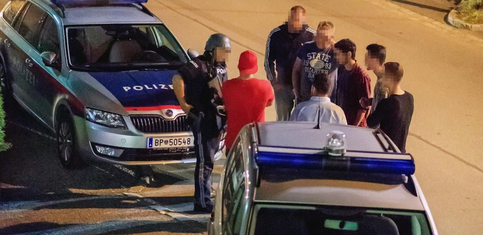 Die Polizei griff ein und nahm den jungen Mann fest.