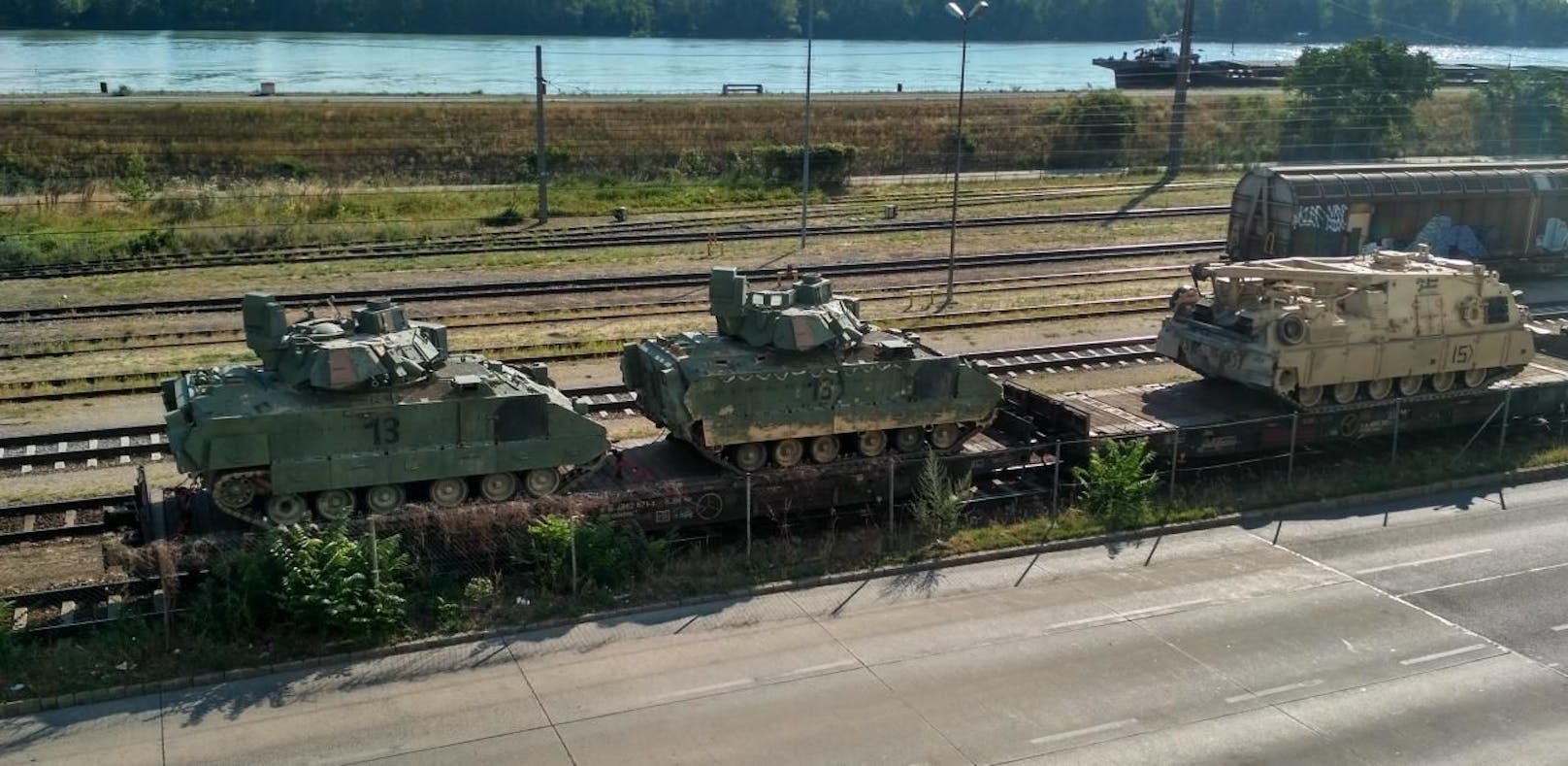 Panzer auf Schiene: Leserreporter C. fotografierte sie am Handelskai.
