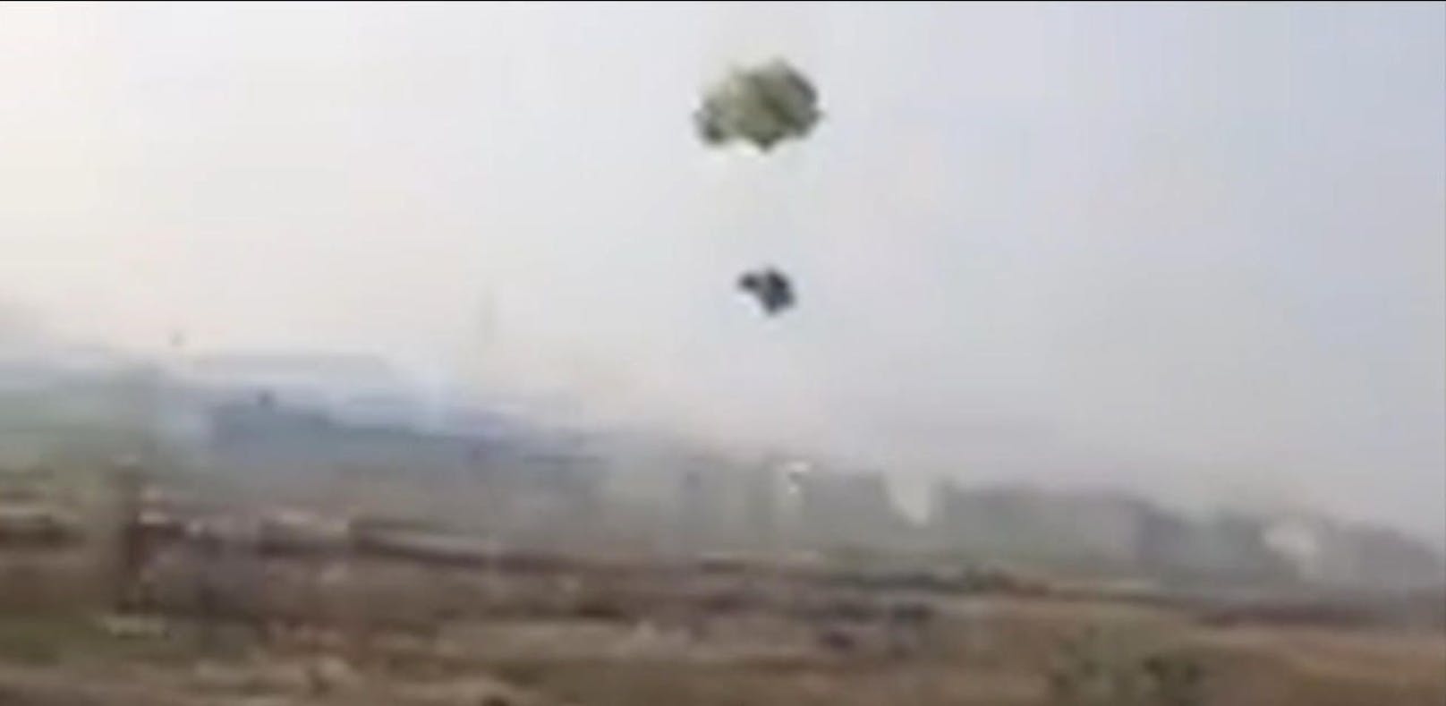 Draufgänger-Huhn springt mit Fallschirm aus Flieger