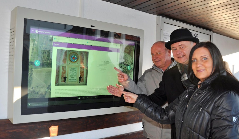 Irene Maydl, Hans Stefan Hintner und Fritz Panny (v.r.) vor dem Eintrag von Wienerwald-Retter Josef Schöffel.
