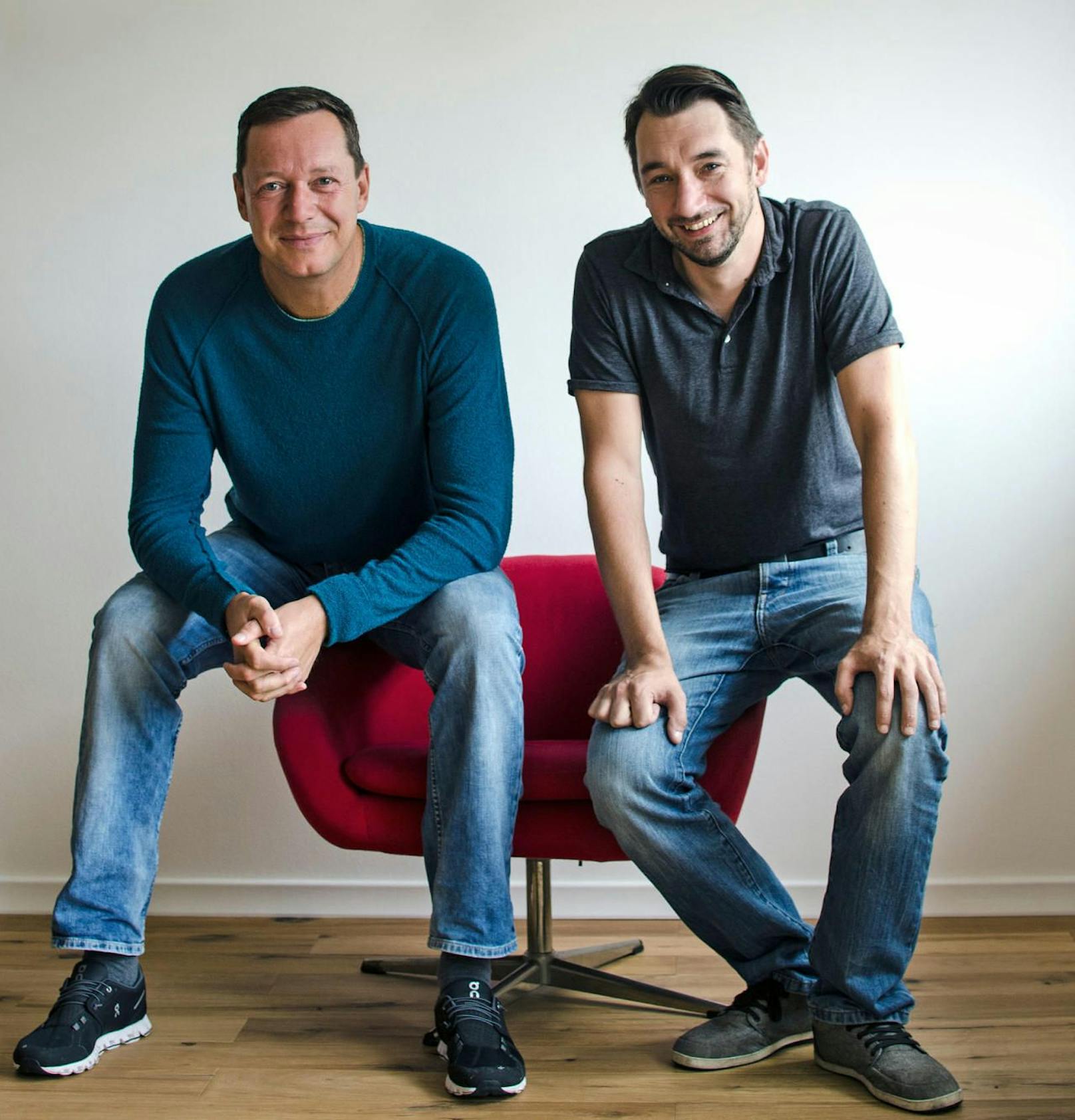 Alex Kristan (li.) und Bernhard Egger auf dem roten Stuhl