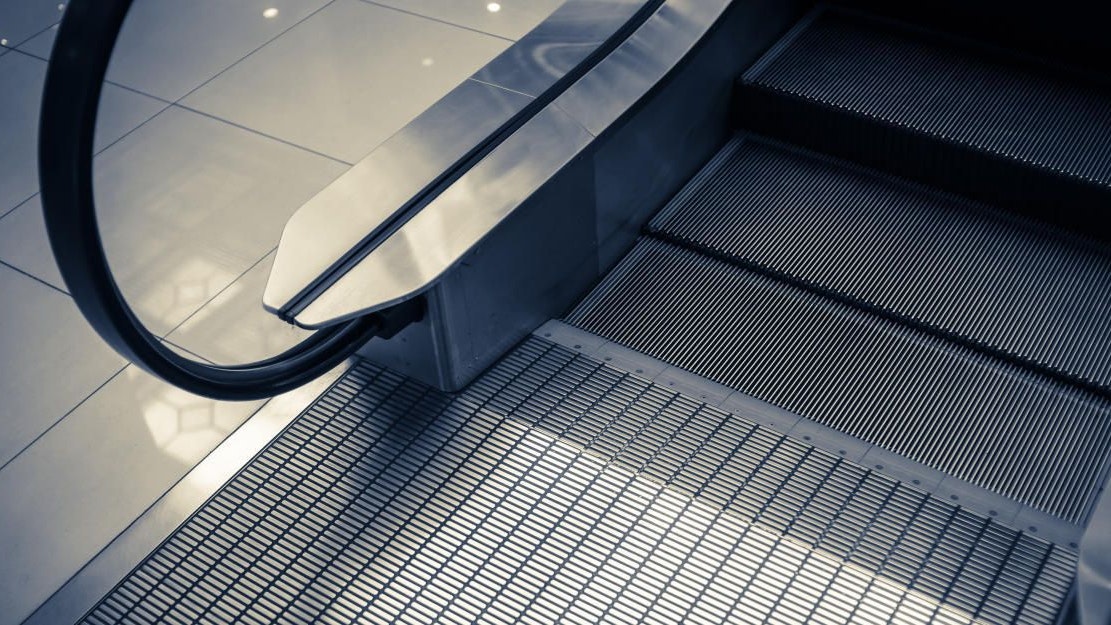 Heute.at - 24-Jähriger gerät in Möbelhaus mit Hand in Rolltreppe