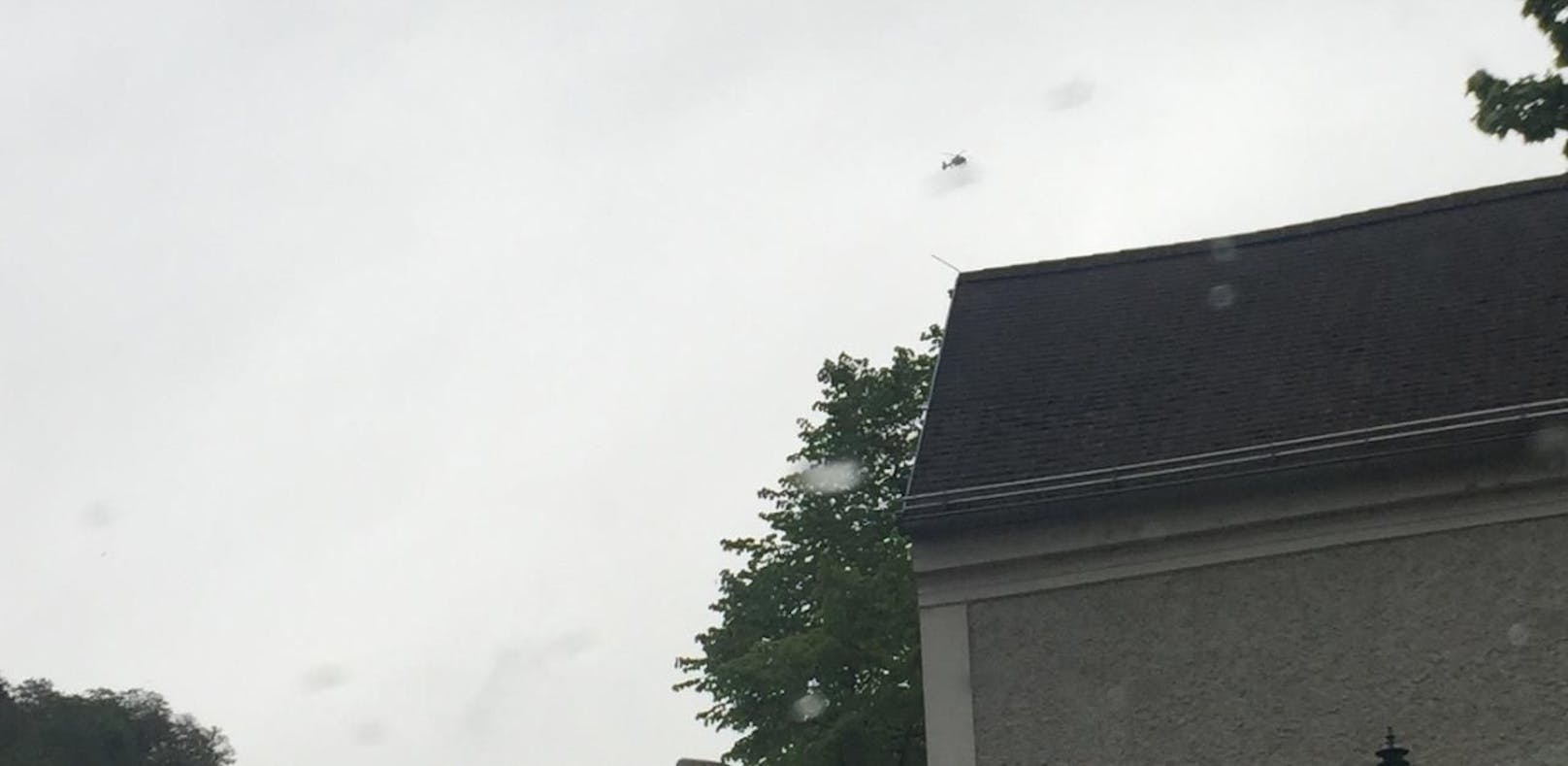 Fahndung nach Verdächtigen: Polizeihelikopter im Bezirk Tulln.