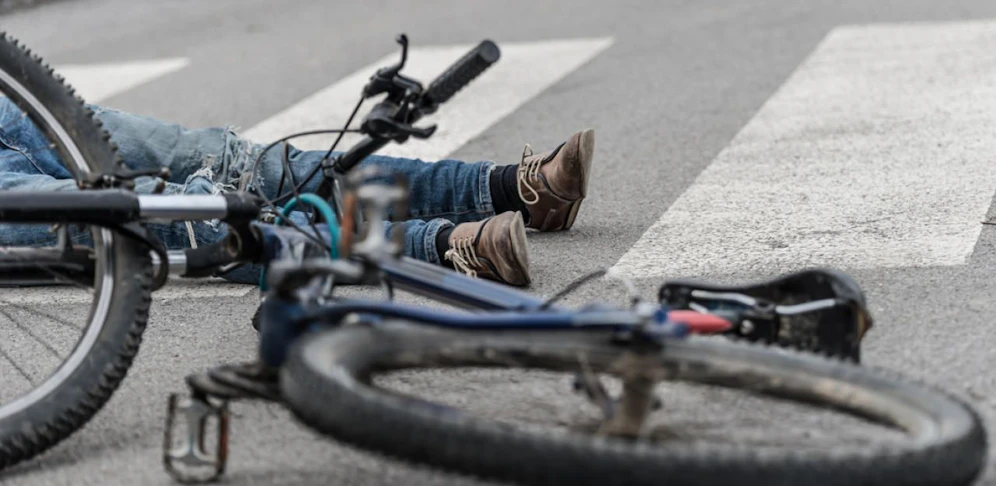 Der Radfahrer wurde bei dem Unfall lebensgefährlich verletzt (Symbolbild)